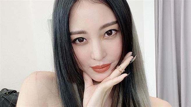 韩艺瑟连身裤胸前镂空超惹火 意外泄隐藏刺青性感登封（图／IG@han_ye_seul_）