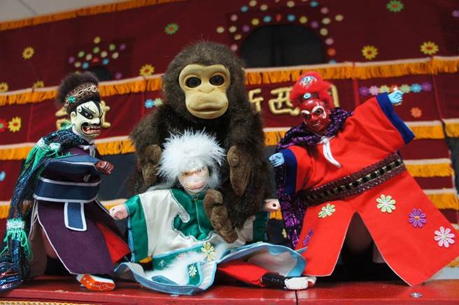 由新莊在地超過一甲子的招牌「新西園掌中劇團」及國際知名的「霹靂布袋戲」，融合傳統與新潮偶戲的街頭匯演。（新北市文化局提供／許哲瑗新北傳真）