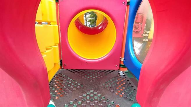 一名母亲带着幼女前往公园却意外惊见「激情过后的战利品」，令她直呼噁心。（图／翻摄自爆怨2公社）