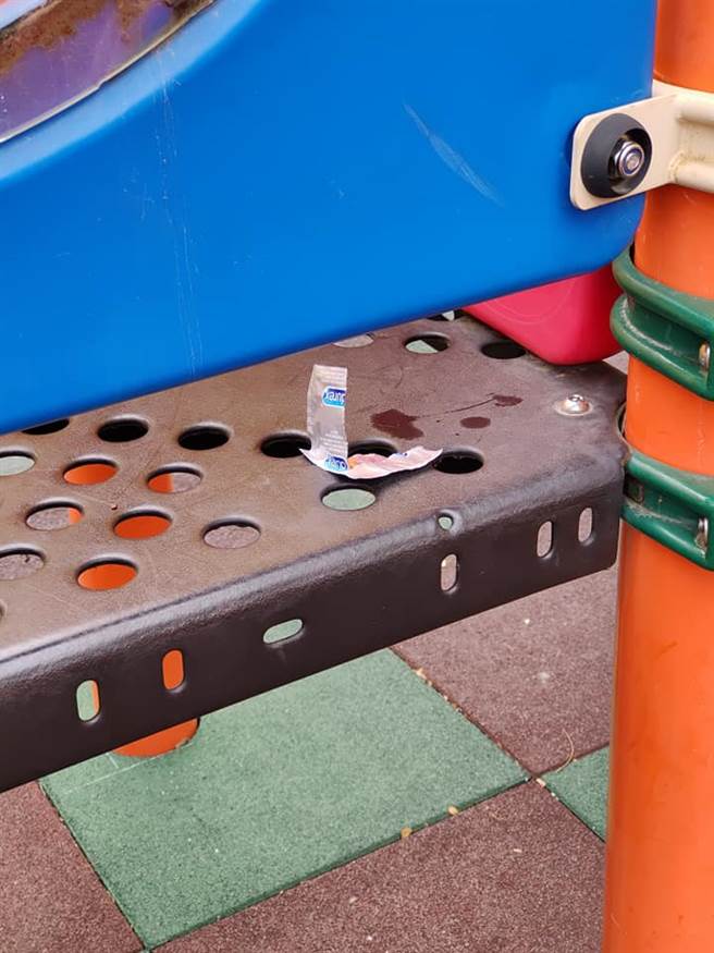 激情过后的包装散落在溜滑梯，旁边还有疑似为「液体」，令她作呕。（图／翻摄自爆怨2公社）