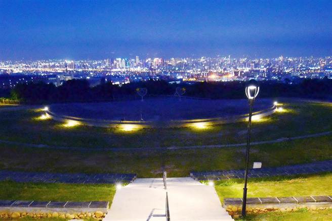 台中市望高寮绝美夜景是台中热门景点，台中市府挹注千万元改造望高寮夜景公园，打造号称媲美「日本函馆」夜景。（台中市府提供／陈淑芬台中传真）