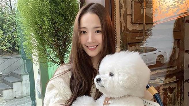 朴敏英再晒惹火穿搭 贴身中空装秀翘臀纤腰（图／IG@ rachel_mypark）