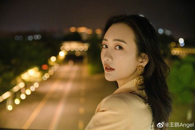 王鸥短西装混搭时髦棉裤 插腰辣秀小蛮腰身材（图／摘自微博@王鸥工作室 ）