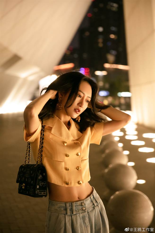 王鸥短西装混搭时髦棉裤 插腰辣秀小蛮腰身材（图／摘自微博@王鸥工作室 ）