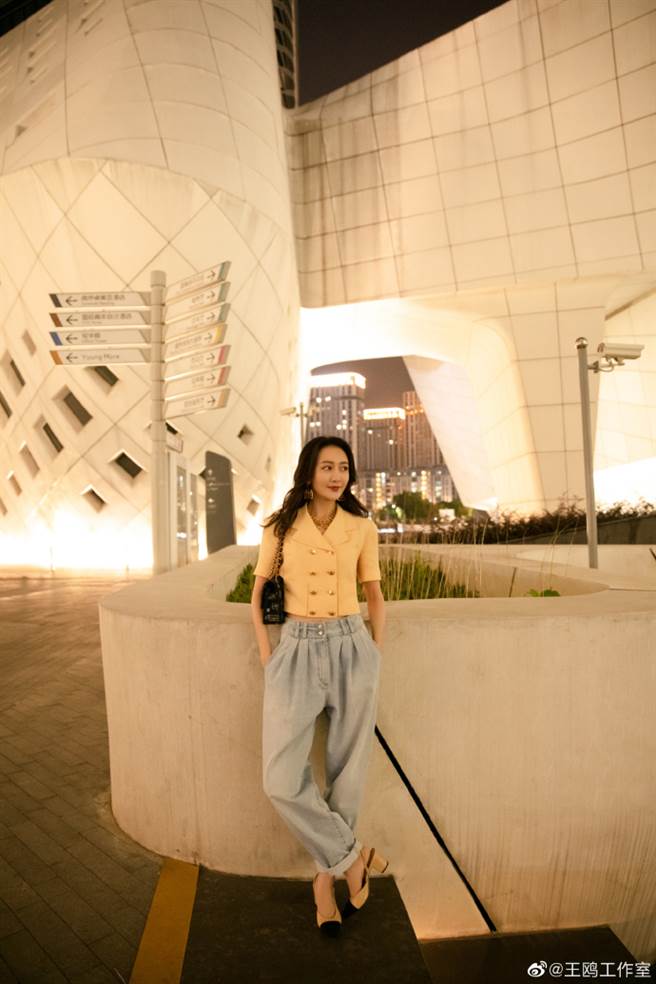 王鸥短西装混搭时髦棉裤 插腰辣秀小蛮腰身材（图／摘自微博@王鸥工作室 ）