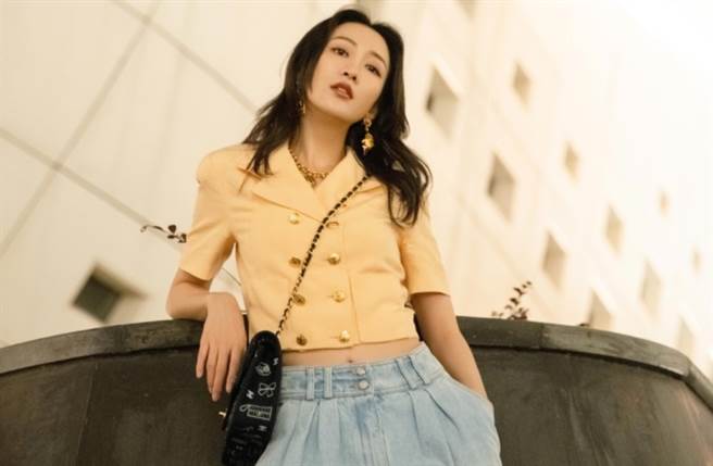 王鸥短西装混搭时髦棉裤 插腰辣秀小蛮腰身材（图／摘自微博@王鸥工作室 ）