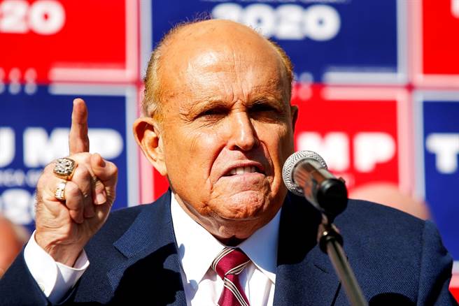 川普律师朱利安尼15日声称，掌握数百万投给川普的选票被做掉的证据，将推翻选举结果。（资料照／路透社）