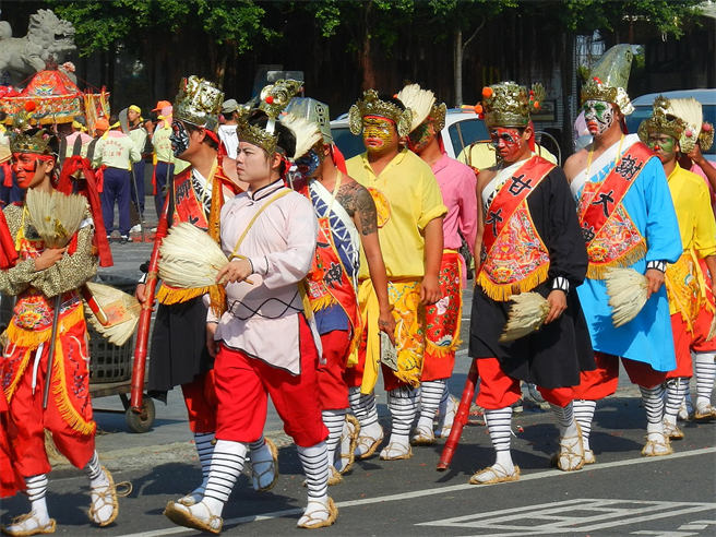 网友形容「鬼灭之刃」与台湾八家将文化极度相似，如同台湾「8+9翻版」。(图摘自维基百科/lienyuan lee)