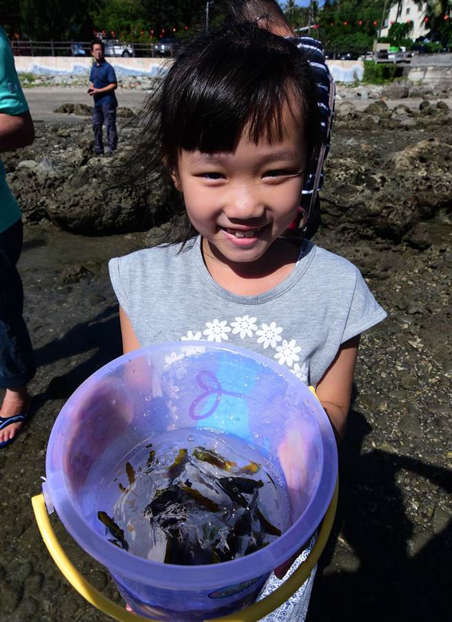 来自台南的小朋友开心体验鱼苗放流。（庄哲权摄）