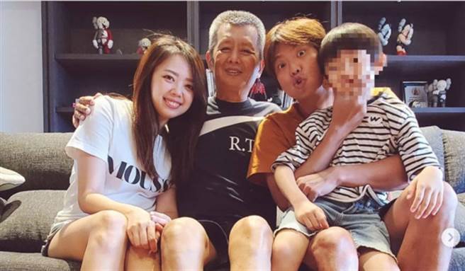 小鬼一家的合影现在只能怀念。(图/翻摄自黄婷婷IG)