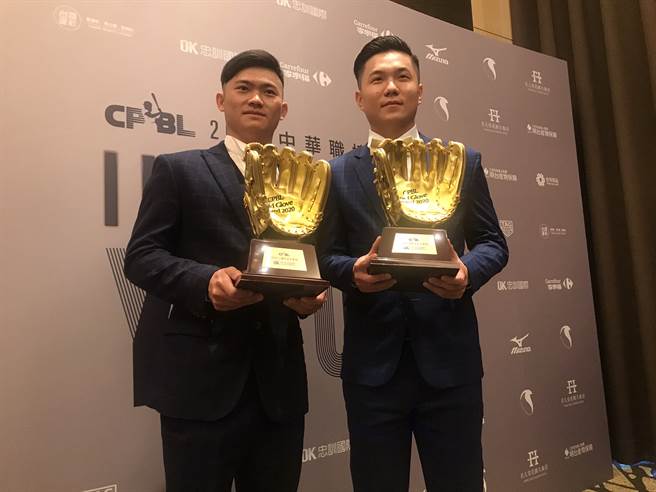 今年金手套二、游分别由统一狮林靖凯(左)、中信兄弟江坤宇(右)拿下。（毛琬婷摄）