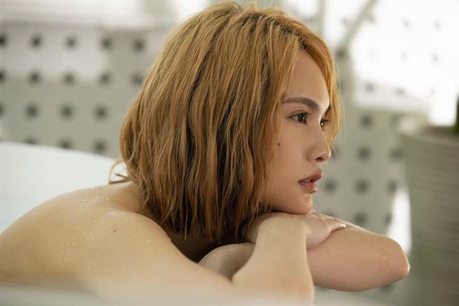 楊丞琳日前拍攝〈漂流浴室〉MV。（EMI提供）