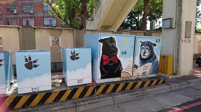 桃园区中圣里2016年将街猫彩绘上里内的变电箱，成随处可见的「猫咪艺术」，孰料近日中山路沿线变电箱竟从彩色变灰白，武陵高中天桥下纪念已离世的校狗图画也消逝。（崔美瑛提供／蔡依珍桃园传真）