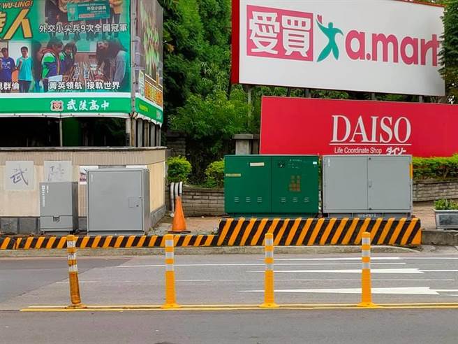 桃园区中圣里2016年将街猫彩绘上里内的变电箱，成随处可见的「猫咪艺术」，宣导动保观念，孰料近日中山路沿线变电箱竟从彩色变灰白。（蔡依珍摄）