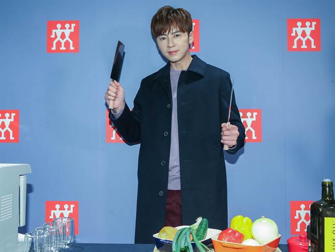 李国毅出席活动拿起菜刀有模有样。（粘耿豪摄）