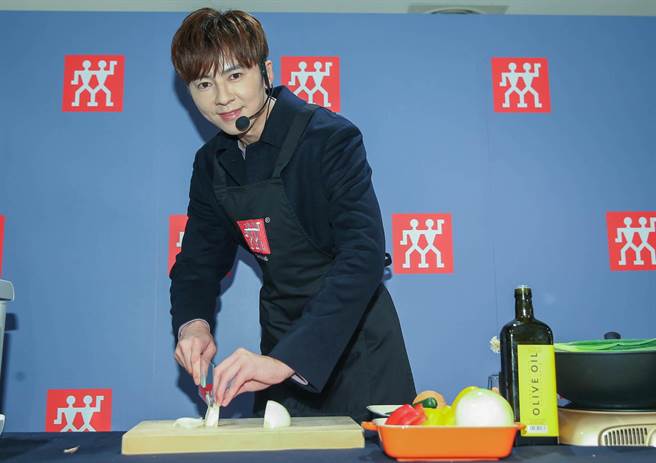 李国毅坦承自己只会切菜，厨艺不太行。（粘耿豪摄）