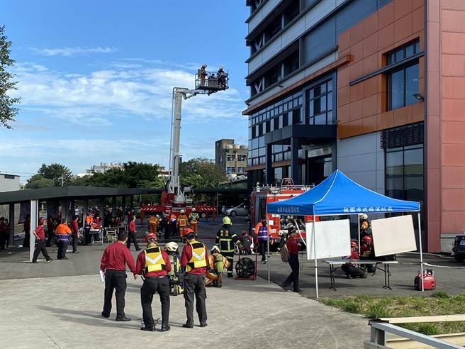 茄苳消防分队在亚特吉科技公司消防演练。(蔡依珍摄)