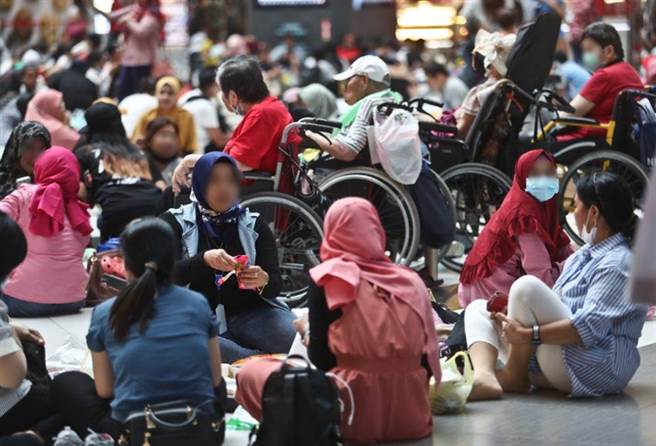 外籍移工来台工作，有的人月收入甚至比台湾劳工薪水高。（资料照）