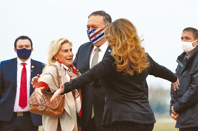 美國國務卿蓬佩奧14日抵達7國行的第一站法國首都巴黎，會晤法國外長勒德里安與法國總統馬克宏，聚焦反恐與宗教自由。（路透）