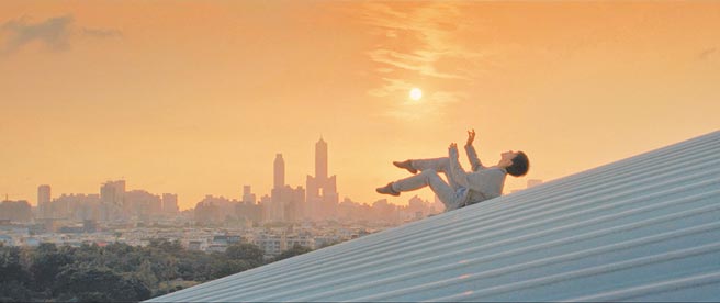 编舞家周书毅爬上卫武营国家艺术文化中心屋顶跳舞，与环境对话。（卫武营国家艺术文化中心提供）