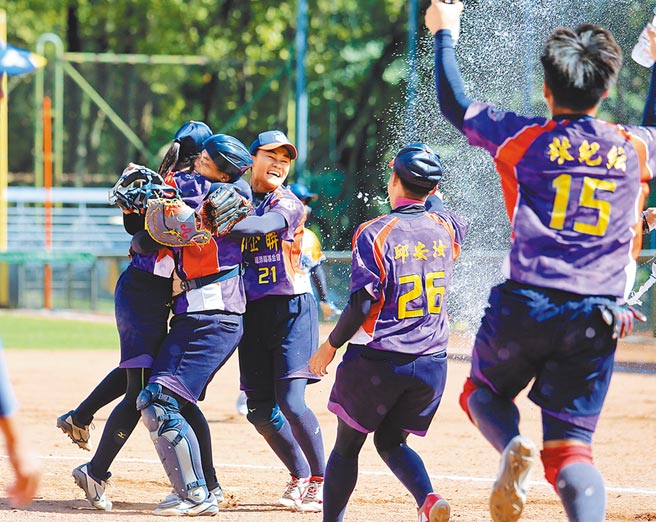 2020企业女垒联赛嘉南鹰以6比1击败黄蜂，以4胜3败夺下总冠军，球员们衝入场中洒水庆贺。（黄世麒摄）