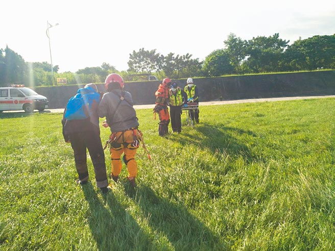 空中勤务总队第一大队昨早将3名巡山员及3名工作人员救下山。（空勤总队提供／罗亦晽花莲传真）