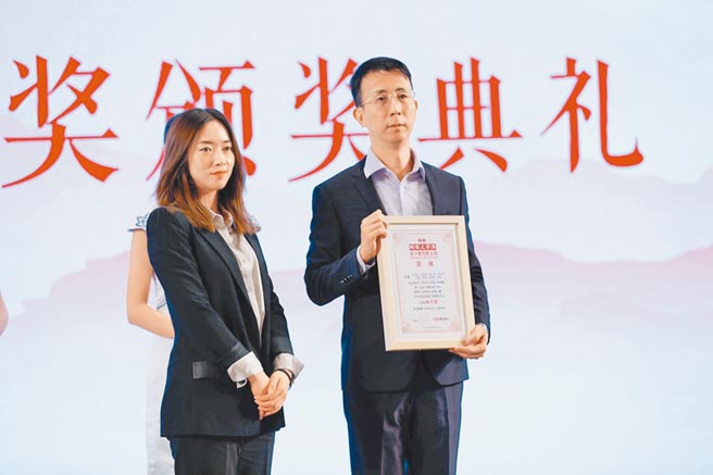 金沙散文奖作品改编微电影，由上海旺时文化公司总监张心瑜颁奖给泉州师范学院团队，得奖团队指导老师吴孟轩（右）恰好是台籍讲师。（主办单位提供）