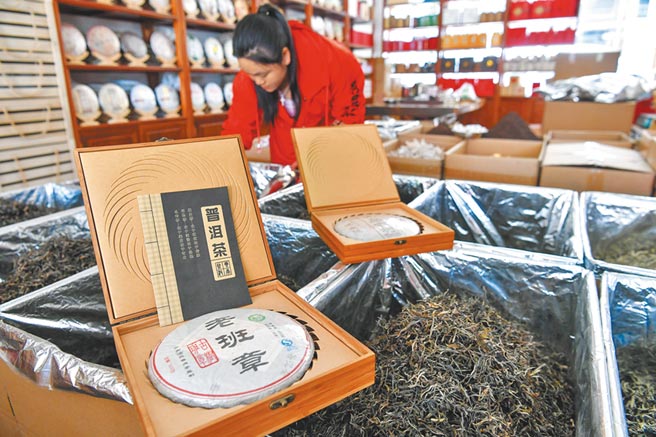 昆明某茶庄销售的普洱春茶。（中新社资料照片）