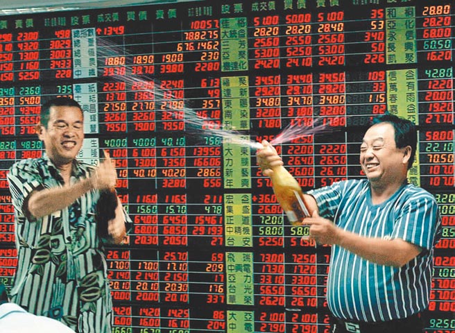 90年代台湾人为股市疯狂。图为1997年台股突破万点，投资人开香槟庆祝。（本报系资料照片）