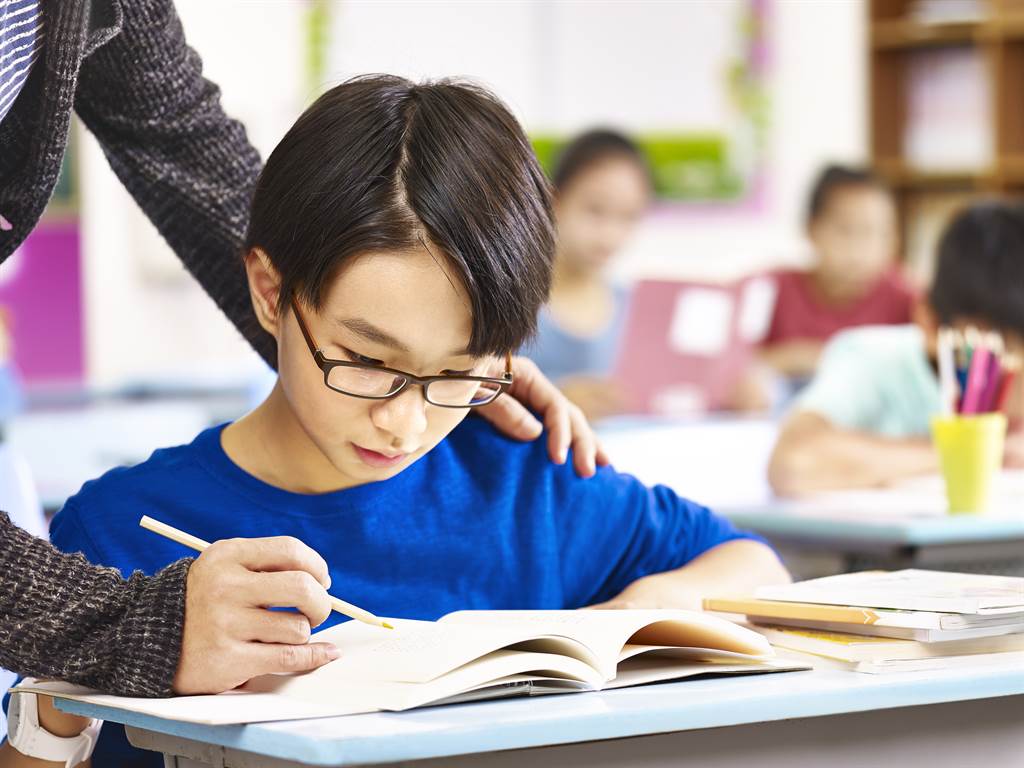 國小學生在作業中曝光爸爸的下體尺寸，讓老師看了很害羞。（示意圖/達志影像/Shutterstock提供）