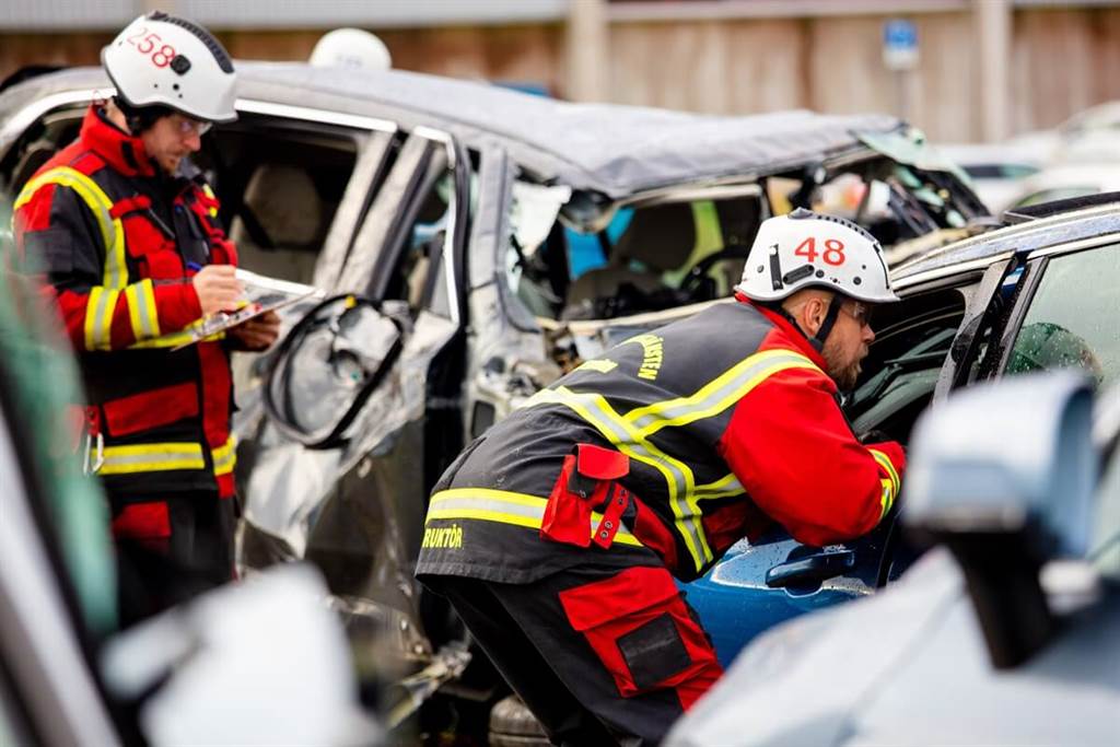 Volvo將車輛從30米高自由落下模擬嚴苛撞擊事故 協助救難人員工作訓練