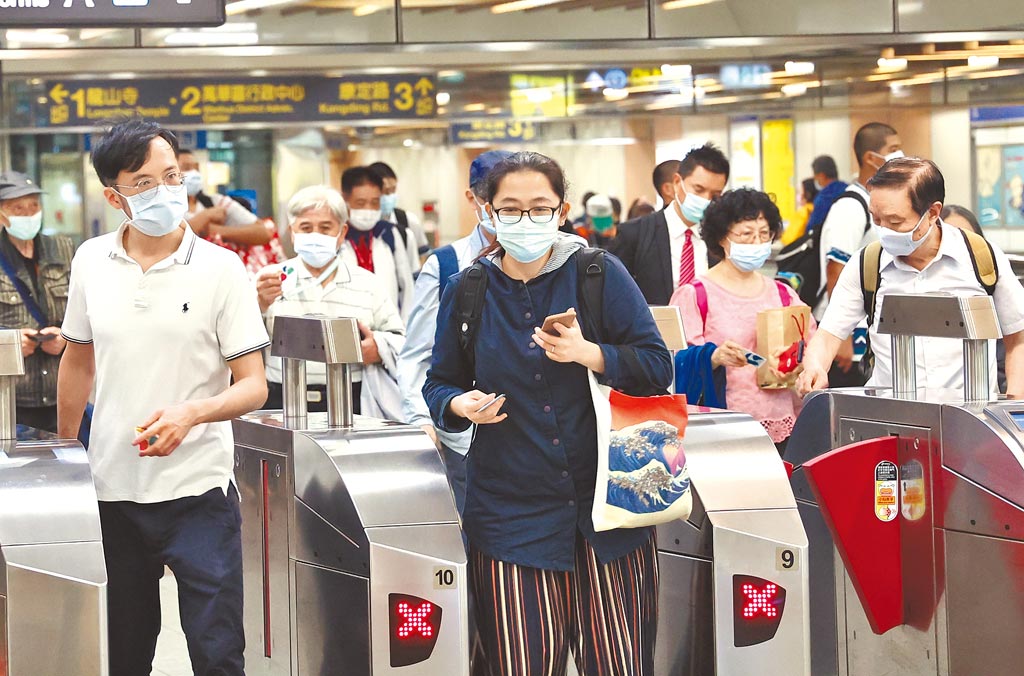 中央流行疫情指揮中心預告將公布「秋冬專案」。圖為人潮擁擠的台北捷運。（陳信翰攝）