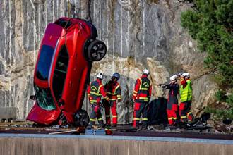 Volvo將車輛從30米高自由落下模擬嚴苛撞擊事故 協助救難人員工作訓練