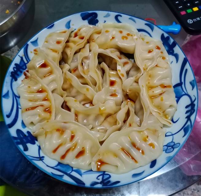 人妻教水饺的懒人煮法，只要准备好电锅盘子和碗，把水饺摆摆好放进去蒸，按扭跳起来后就可以吃了，除了不用顾火之外，水饺破掉的机率也很小，实在是很方便。（图／翻摄自全联消费经验老实说）