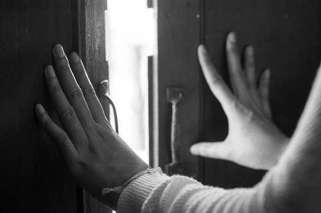 男友意外因为女友妈妈的要求进去女友房间，发现脏乱不堪，让他相当崩溃。（示意图/达志影像/Shutterstock提供）