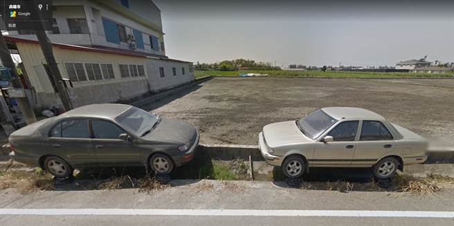 有网友分享另一角度照片，可清晰看见车轮下方还有轮框。（图／翻摄自新·路上观察学院）