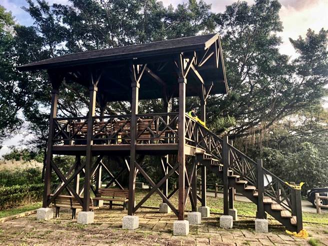 50多岁林姓女子今（17日）上午6时许，被发现陈尸于新北市金山区公馆崙公园内凉亭。(翻摄照片)