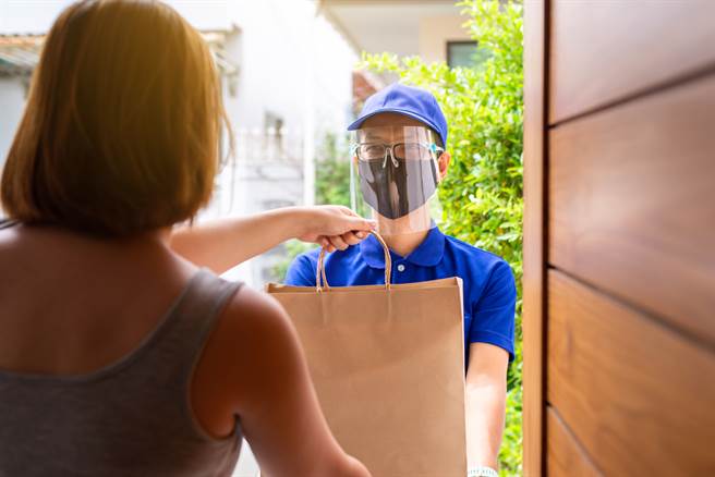 双11造成不少宅配业者相当忙碌，但在这同时也传出不肖宅配员偷拍女性清凉照。（图／示意图，达志影像）