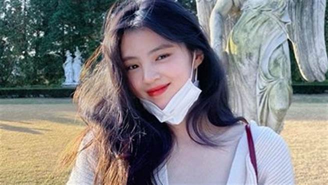 韩素希一刀剪去多年长髮 蕾丝透视裙秀美背直角肩（图／IG@xeesoxee）