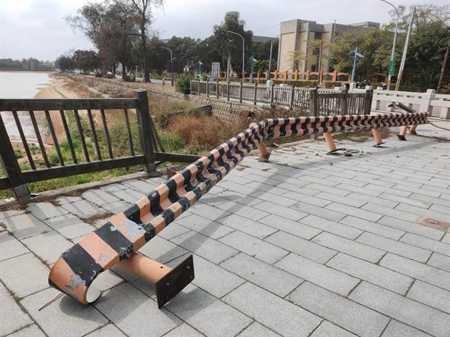 太湖边的栅栏遭撞毁情形。（警方提供）