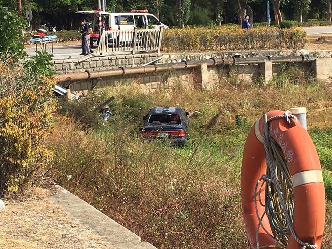 太湖边的栅栏遭撞毁，肇事车辆掉落乾涸湖面。（警方提供）
