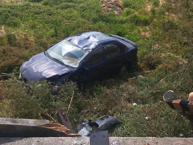 金门太湖今（17）日上午又有1辆轿车衝破栅栏落湖，还好湖边乾涸见底，驾驶毫髮无伤。（警方提供）
