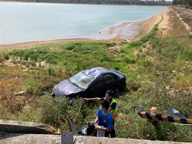 金门太湖今（17）日发生1辆轿车衝破栅栏落湖，还好湖边乾涸见底，驾驶毫髮无伤。（警方提供）
