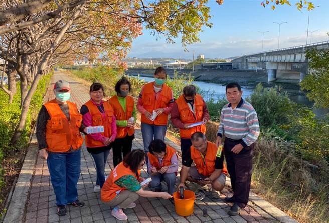 水环境巡守队使用「手持式」智慧水质感测器，以便即时得知水质检测结果，并透过系统比对水质过往纪录，得知水质是否异常。（陈育贤摄）