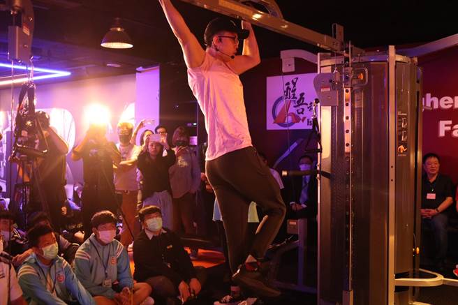 开场活动由醒吾科大表演艺术系安佐（中），以暴力上杆方式，做月球漫步。(吾限熊报社陈立轩摄，醒吾科大提供)