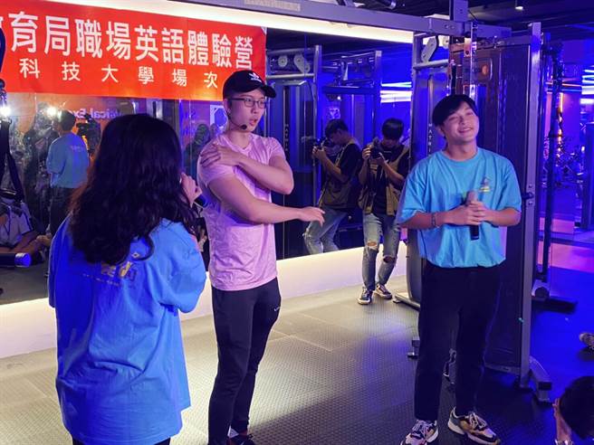 开场活动由醒吾科大表演艺术系洪暐（右）芯慈（左）同学与网红学生安佐（中），以戏剧表达中英语对话方式介绍健身运动(吾限熊报社陈立轩摄，醒吾科大提供)
