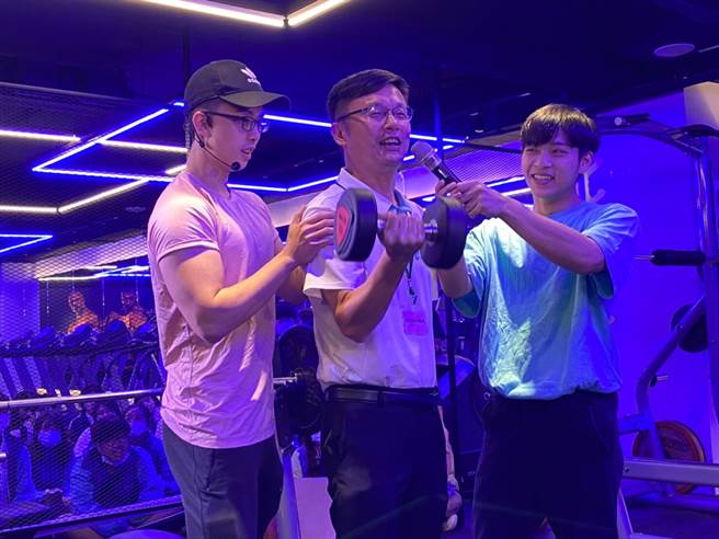 醒吾科大俄罗斯Ena同学（右），与网红学生安佐（左），初学着可以用哑铃健身(吾限熊报社张伯翰摄，醒吾科大提供)