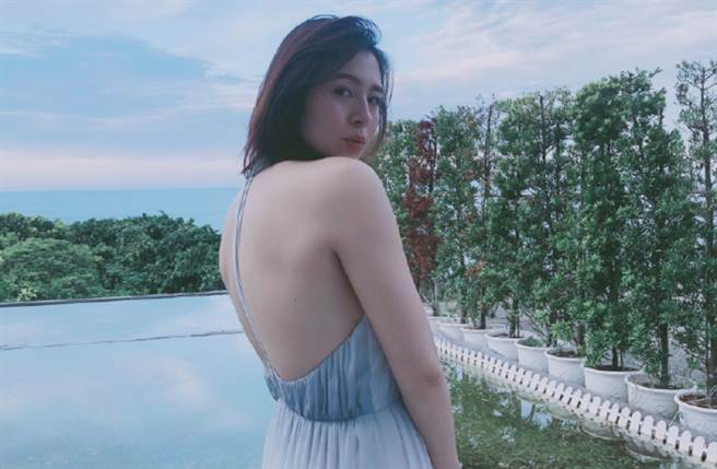 刘品言晕染裙藏美背心机 一条线点缀成火辣焦点（图／IG@esther88）
