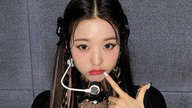 IZ*ONE成员张员瑛冬天不怕冷 超激短裙配平底鞋泄奇蹟神腿（图／IG@official_izone）