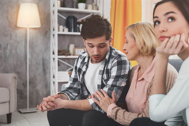 和新婚夫牽手逛街 婆婆當街搶人怒嗆：你自己走(示意圖／達志影像)